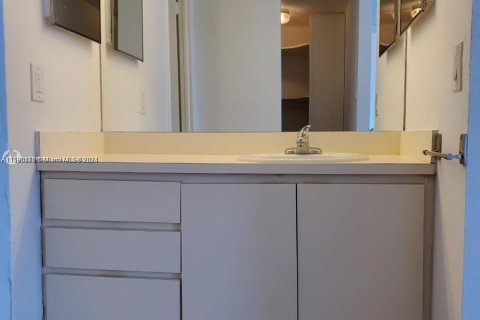 Condo in Miami Beach, Florida, 1 bedroom  № 1187171 - photo 12