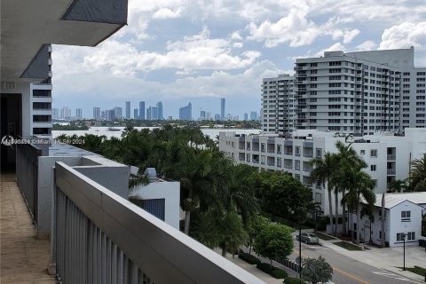 Condo in Miami Beach, Florida, 1 bedroom  № 1187171 - photo 2