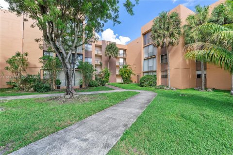 Condo in Miami, Florida, 2 bedrooms  № 1356774 - photo 1