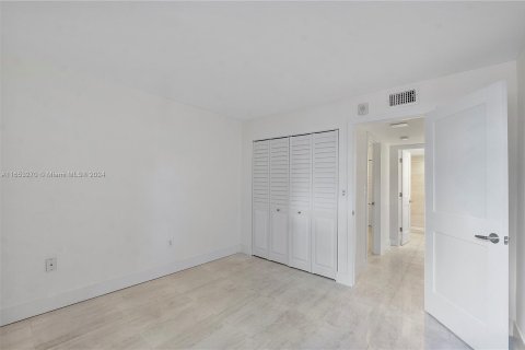 Condo in Miami, Florida, 2 bedrooms  № 1356774 - photo 11