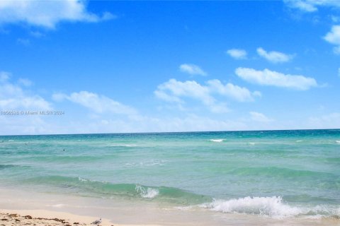 Condo in Miami Beach, Florida, 1 bedroom  № 1356741 - photo 23