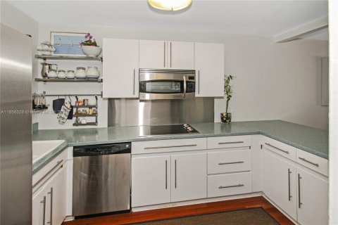 Condo in Miami Beach, Florida, 1 bedroom  № 1356741 - photo 3