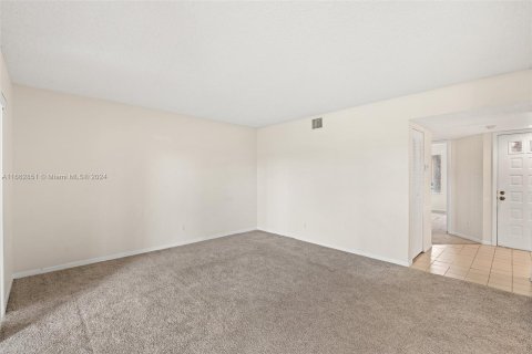 Condo in Coral Springs, Florida, 1 bedroom  № 1372729 - photo 13