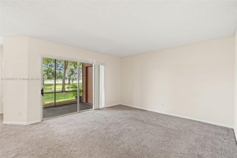 Condo in Coral Springs, Florida, 1 bedroom  № 1372729 - photo 11