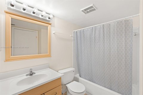 Condo in Coral Springs, Florida, 1 bedroom  № 1372729 - photo 17