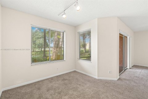 Condo in Coral Springs, Florida, 1 bedroom  № 1372729 - photo 10