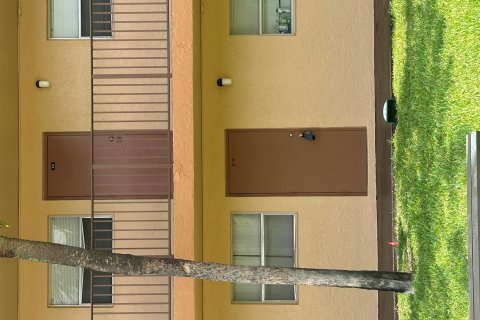 Condo in Lauderhill, Florida, 1 bedroom  № 1208763 - photo 1