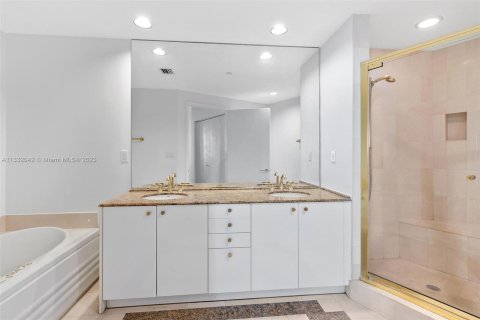 Condo in Miami Beach, Florida, 1 bedroom  № 611788 - photo 22