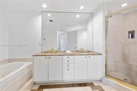 Condo in Miami Beach, Florida, 1 bedroom  № 611788 - photo 23