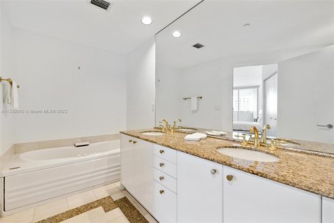 Condo in Miami Beach, Florida, 1 bedroom  № 611788 - photo 24