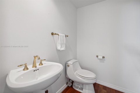 Condo in Miami Beach, Florida, 1 bedroom  № 611788 - photo 25