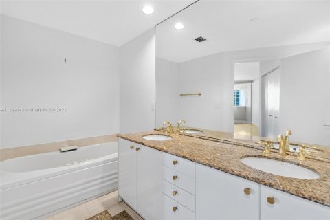 Condo in Miami Beach, Florida, 1 bedroom  № 611788 - photo 21