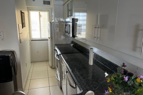 Condo in Sunny Isles Beach, Florida, 2 bedrooms  № 750257 - photo 26