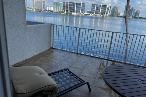 Condo in Sunny Isles Beach, Florida, 2 bedrooms  № 750257 - photo 3