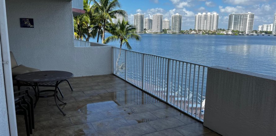 Condo in Sunny Isles Beach, Florida, 2 bedrooms  № 750257