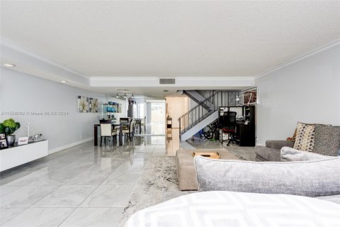 Townhouse in Hallandale Beach, Florida 3 bedrooms, 167.6 sq.m. № 1080363 - photo 11