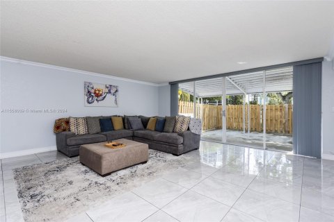 Townhouse in Hallandale Beach, Florida 3 bedrooms, 167.6 sq.m. № 1080363 - photo 10