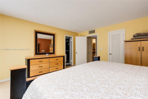 Townhouse in Hallandale Beach, Florida 3 bedrooms, 167.6 sq.m. № 1080363 - photo 18