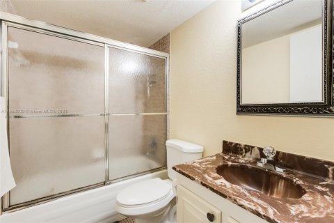 Townhouse in Hallandale Beach, Florida 3 bedrooms, 167.6 sq.m. № 1080363 - photo 14