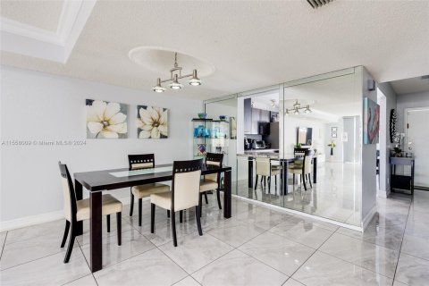 Townhouse in Hallandale Beach, Florida 3 bedrooms, 167.6 sq.m. № 1080363 - photo 8