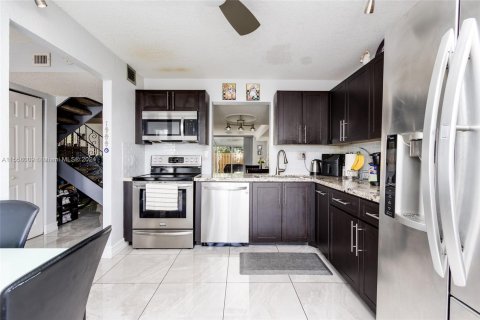 Townhouse in Hallandale Beach, Florida 3 bedrooms, 167.6 sq.m. № 1080363 - photo 5