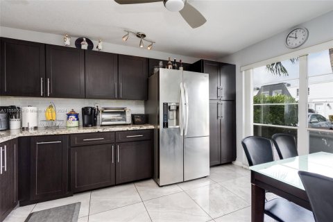 Townhouse in Hallandale Beach, Florida 3 bedrooms, 167.6 sq.m. № 1080363 - photo 3