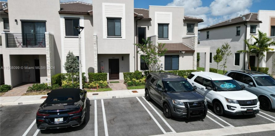 Townhouse in Miami, Florida 3 bedrooms, 130.34 sq.m. № 1080325