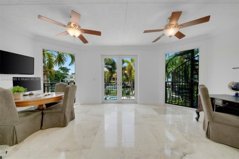 House in Coral Gables, Florida 6 bedrooms, 424.56 sq.m. № 1146488 - photo 16