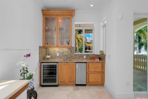 House in Coral Gables, Florida 6 bedrooms, 424.56 sq.m. № 1146488 - photo 13