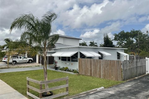 Casa en venta en Dania Beach, Florida, 2 dormitorios, 83.98 m2 № 1078250 - foto 3