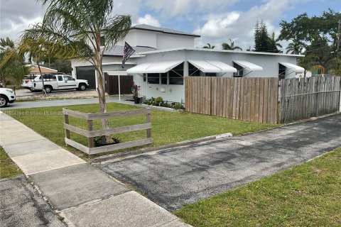 Casa en venta en Dania Beach, Florida, 2 dormitorios, 83.98 m2 № 1078250 - foto 4