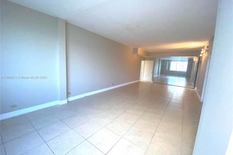 Condo in Miami Beach, Florida, 1 bedroom  № 935836 - photo 12