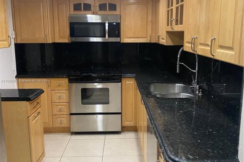 Condo in Miami Beach, Florida, 1 bedroom  № 935836 - photo 4