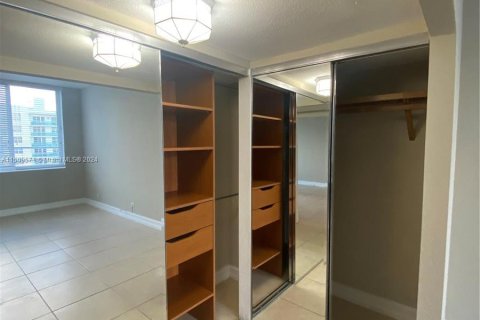 Condo in Miami Beach, Florida, 1 bedroom  № 935836 - photo 16