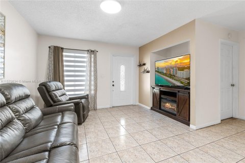 Townhouse in Miami Gardens, Florida 3 bedrooms, 120.96 sq.m. № 1132478 - photo 10