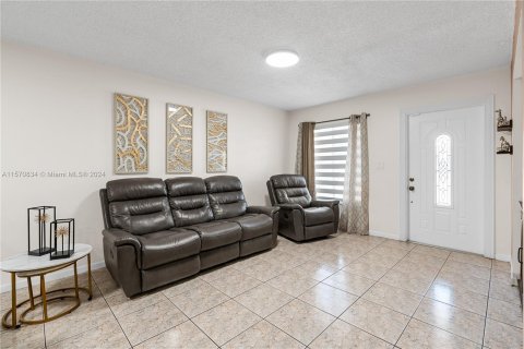 Townhouse in Miami Gardens, Florida 3 bedrooms, 120.96 sq.m. № 1132478 - photo 3