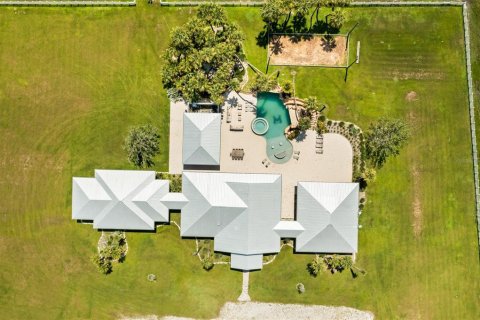 House in Okeechobee, Florida 7 bedrooms, 590.95 sq.m. № 733494 - photo 4
