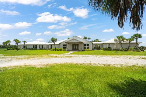 House in Okeechobee, Florida 7 bedrooms, 590.95 sq.m. № 733494 - photo 6