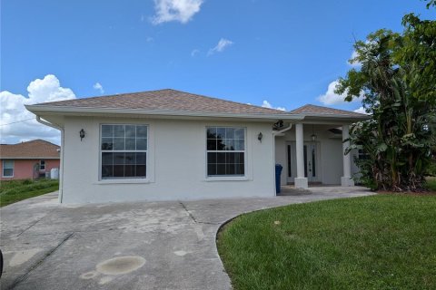 House in North Port, Florida 5 bedrooms, 210.89 sq.m. № 1382580 - photo 2