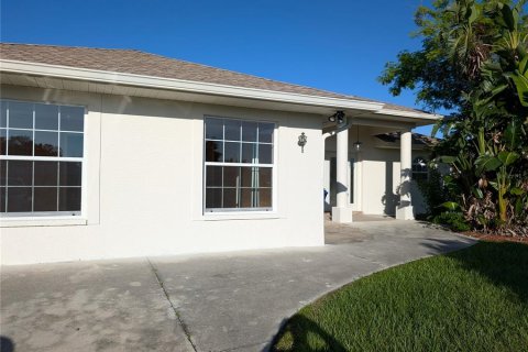 House in North Port, Florida 5 bedrooms, 210.89 sq.m. № 1382580 - photo 3