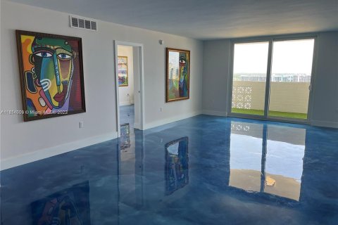 Condominio en venta en Hallandale Beach, Florida, 2 dormitorios, 102.19 m2 № 599532 - foto 2