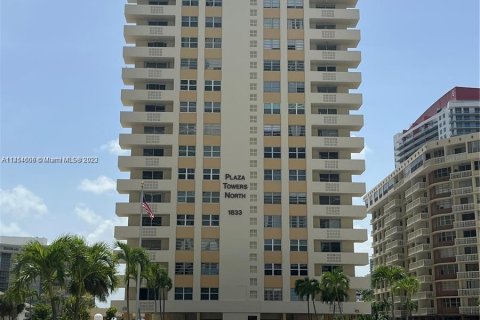 Condominio en venta en Hallandale Beach, Florida, 2 dormitorios, 102.19 m2 № 599532 - foto 1