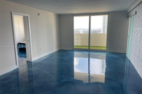 Condominio en venta en Hallandale Beach, Florida, 2 dormitorios, 102.19 m2 № 599532 - foto 11