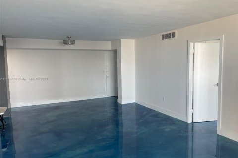 Condominio en venta en Hallandale Beach, Florida, 2 dormitorios, 102.19 m2 № 599532 - foto 13