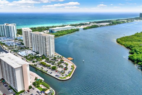 Condominio en venta en Sunny Isles Beach, Florida, 2 dormitorios, 125.42 m2 № 1348464 - foto 4