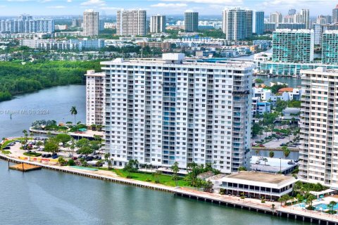 Copropriété à vendre à Sunny Isles Beach, Floride: 2 chambres, 125.42 m2 № 1348464 - photo 1