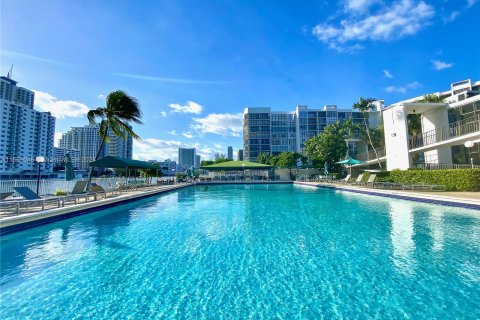 Copropriété à vendre à Hallandale Beach, Floride: 2 chambres, 99.87 m2 № 1372801 - photo 4