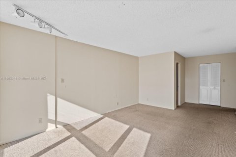 Copropriété à vendre à Hallandale Beach, Floride: 2 chambres, 99.87 m2 № 1372801 - photo 19