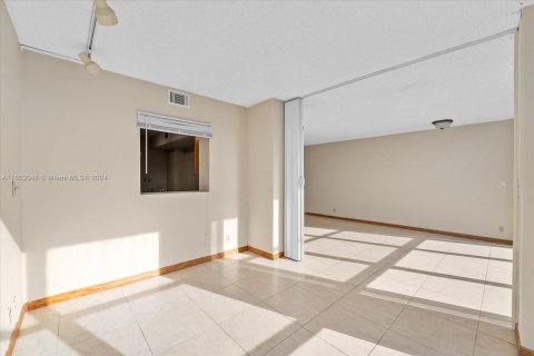 Copropriété à vendre à Hallandale Beach, Floride: 2 chambres, 99.87 m2 № 1372801 - photo 13