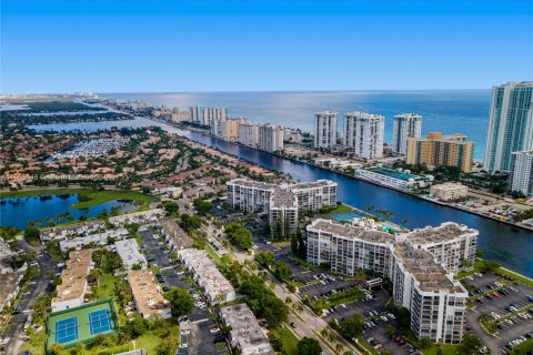 Condominio en venta en Hallandale Beach, Florida, 2 dormitorios, 99.87 m2 № 1372801 - foto 1